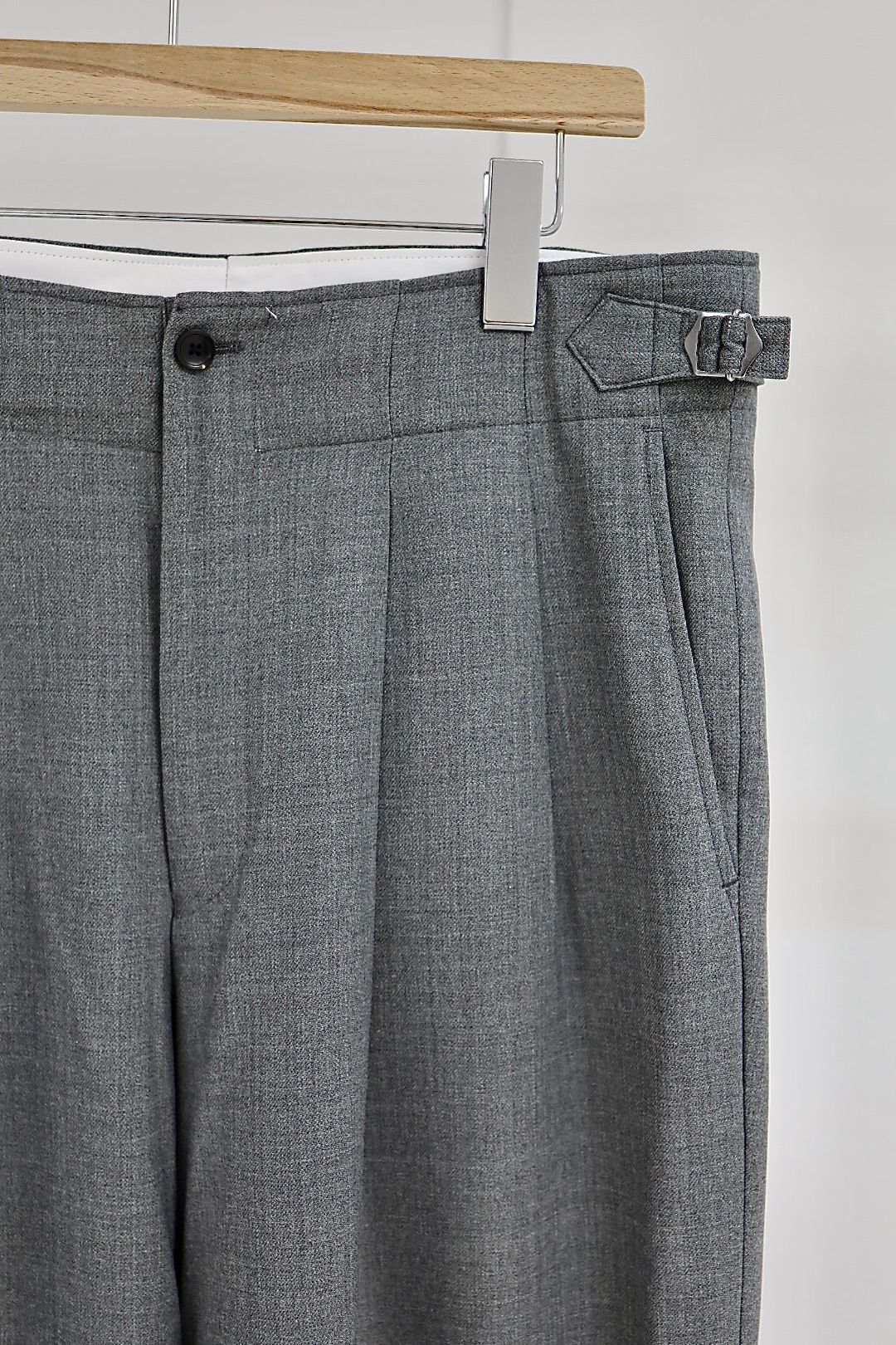 marka マーカ 26SS TWO TUCK MILITARY TROUSERS -RECYCLED POLYESTER NON-MULESED WOOL GABARDINE-(M26A06PT01C)GRAY☆新作発売！