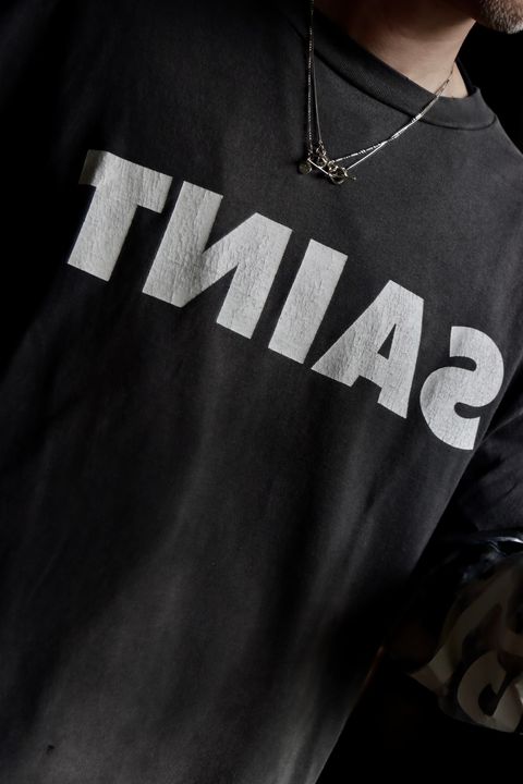 ©SAINT M×××××× 23AW S>N>T TEEスタイル