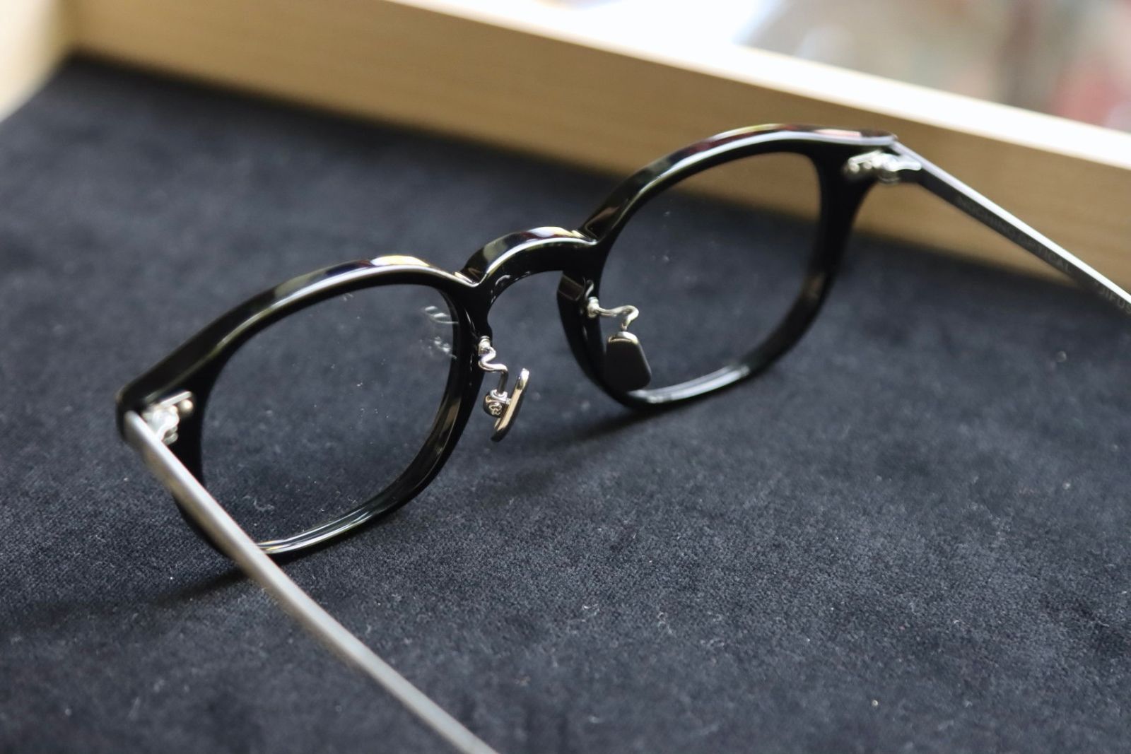 ノチノオプティカル  "JIFUSAN" #1. GLOSS BLACK × CLEAR to GREY(調光モデル)