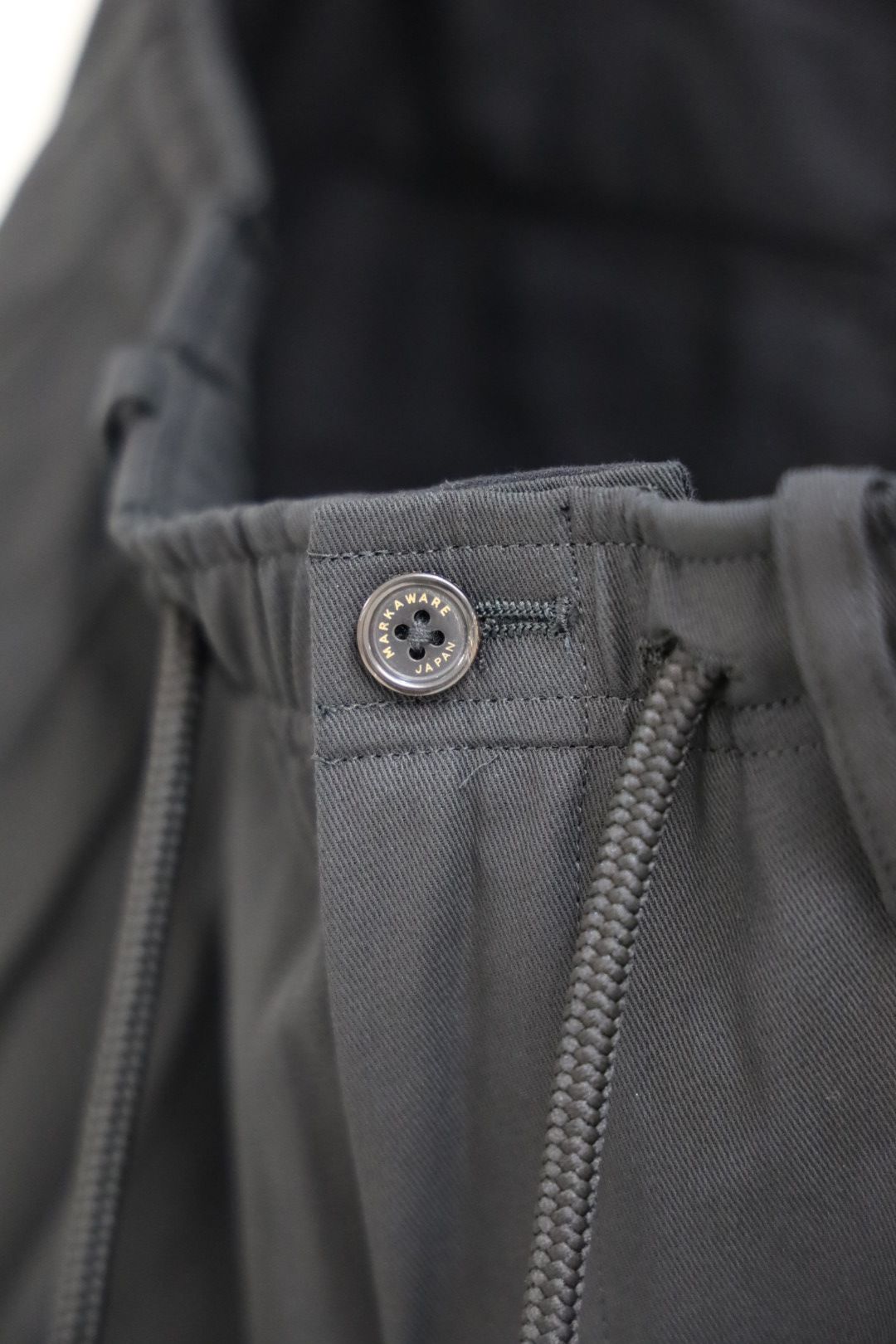 マーカウェア 26SS  60/2オーガニック強燃ボイル3/2ツイル / トリプルプリーテッドイージートラウザーズ(A26A16PT02C) Black☆新作発売！