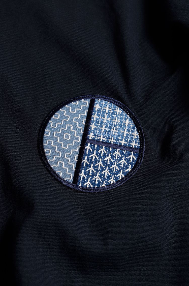 ファンダメンタル Tシャツ CIRCLE PATCH TEE(FA25/TE13)NAVY