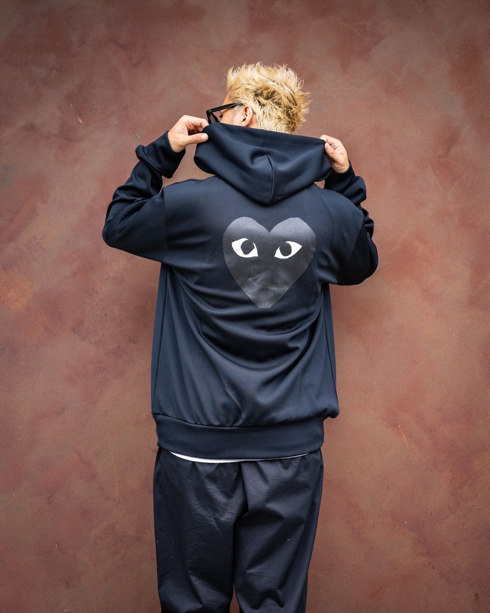 PLAY COMME des GARCONS バックプリントパーカーMARKスタイル