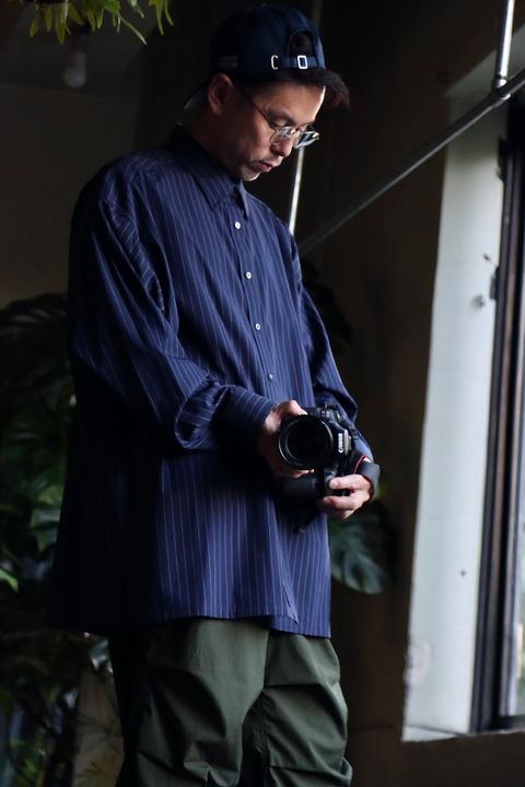 グラフペーパー22AW High Count Broad Stripe Regular Collar Shirt"NAVY PIN STRIPE"スタイル