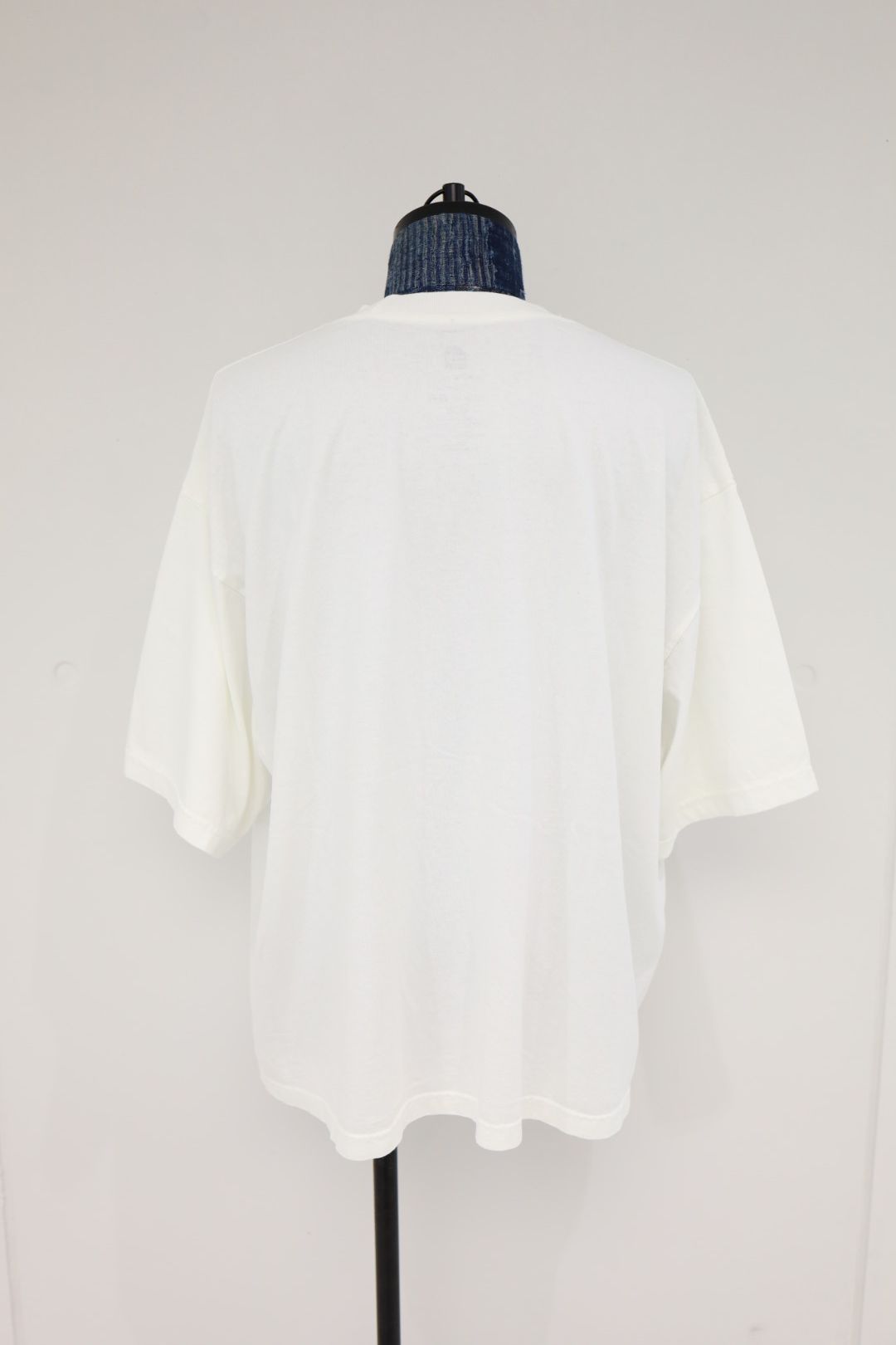 イズネスミュージック 26SS NEU WAVE FLOCKY PRINT T-SHIRT(IMP7_29_NEWWAVEST01)WHITE☆新作発売！