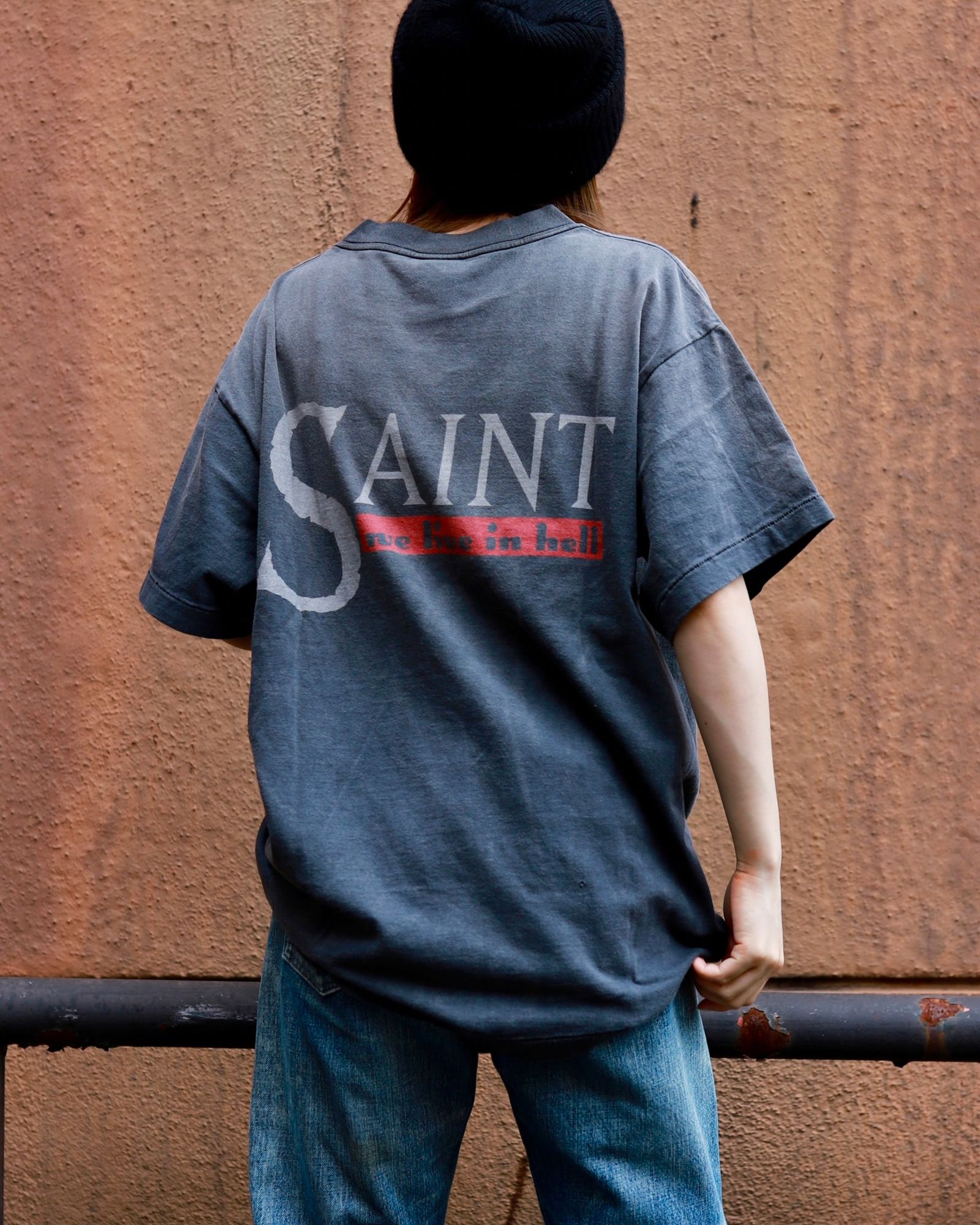 SAINT MICHAEL SS TEE WE LIVE HELL Tシャツ