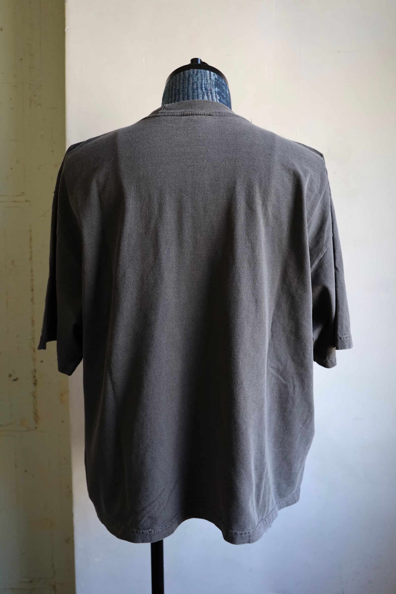 イズネスミュージック 25SS DISCO FLOCKY PRINT T-SHIRT(IMP5_12_FLDISCOT01)SUMI(CHARCOAL)