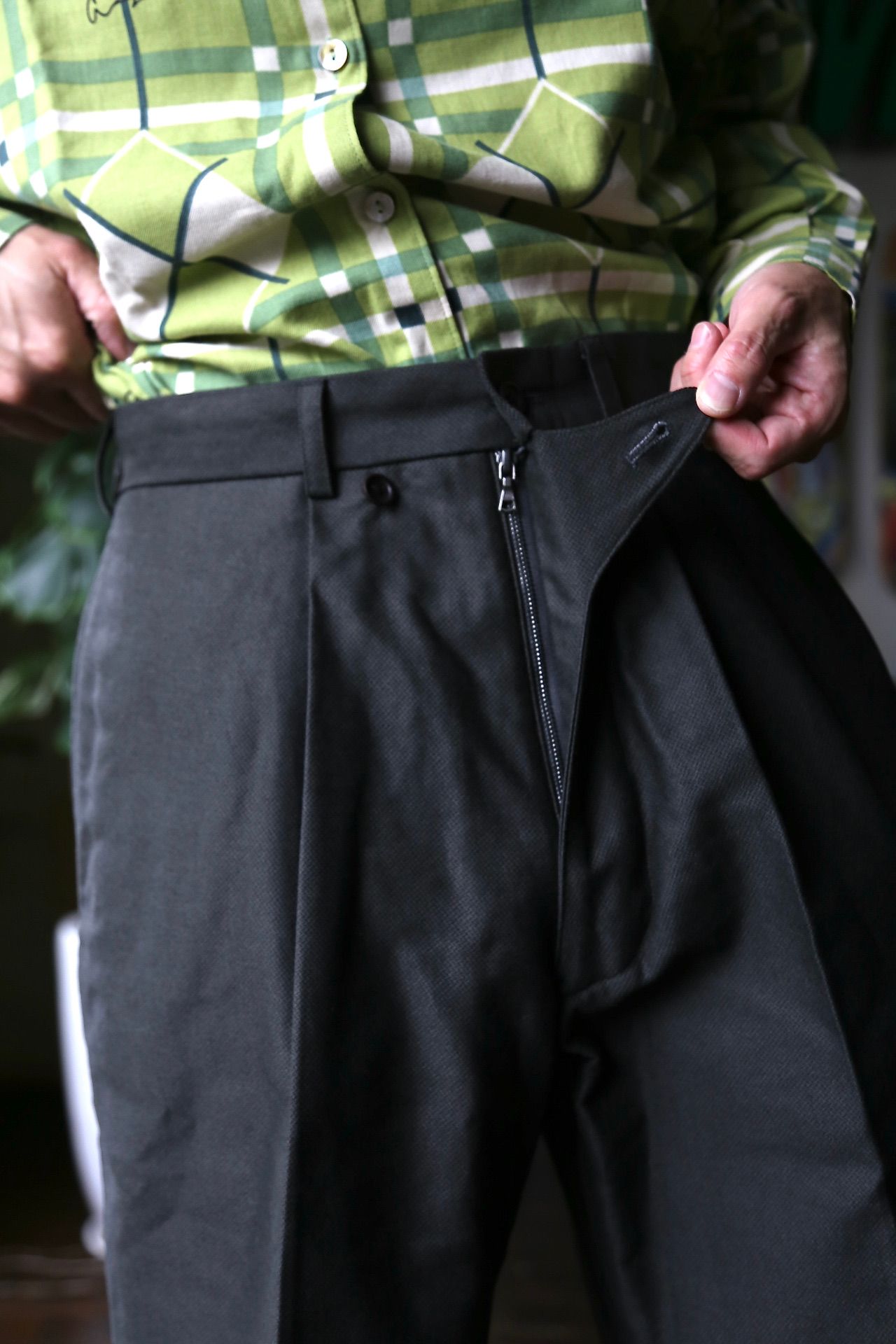 blurhms Broken Cloth Curve Front Slacks