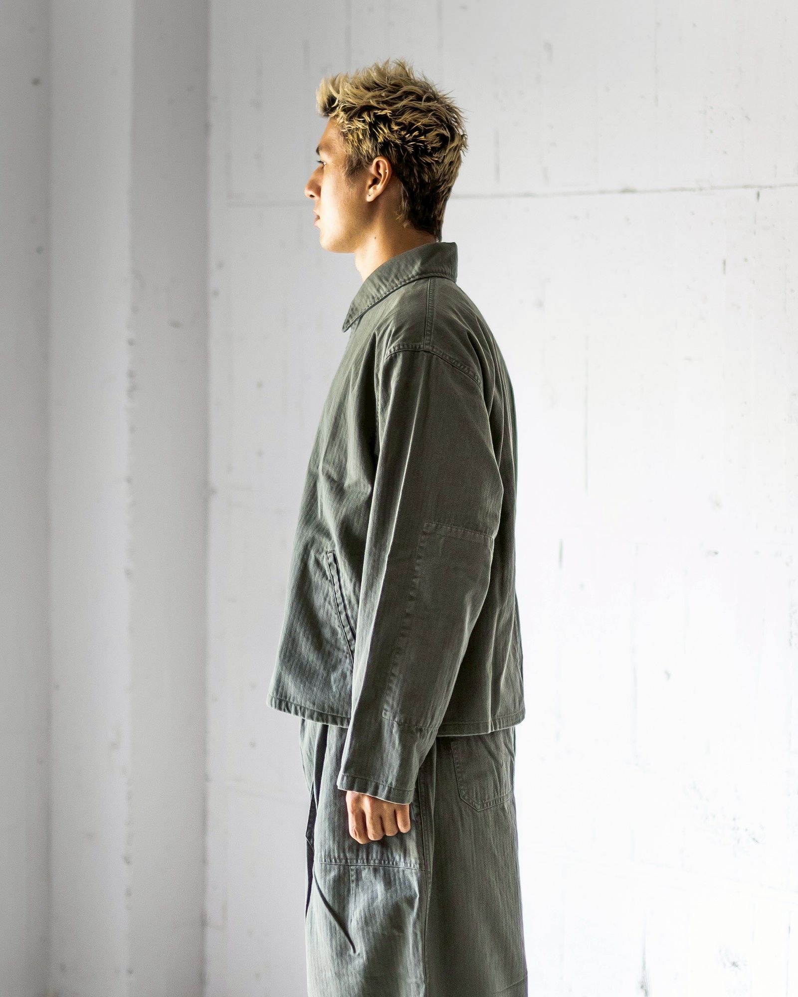 is-ness  HERRINGBONE ZIP JACKET MARKスタイル
