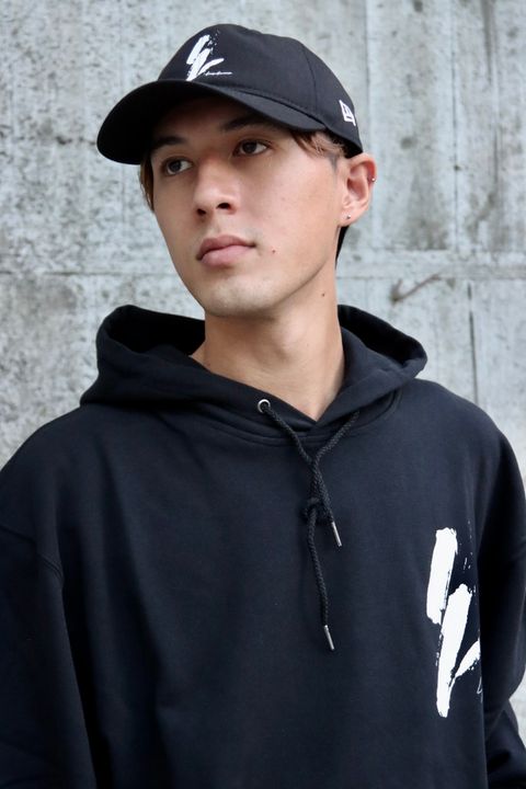 Yohji Yamamoto×NEWERA 裏毛オーバーサイズドプルオーバーフーディースタイル
