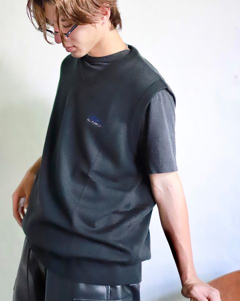 SEDAN ALL-PURPOSE 23FW TECH LOGO KNIT VESTスタイル
