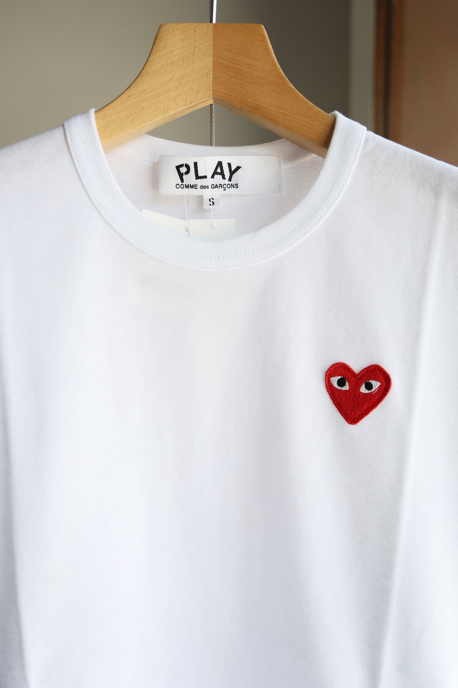 PLAYプレイコムデギャルソン ワンポイントTシャツ RED HEART (WHITE)