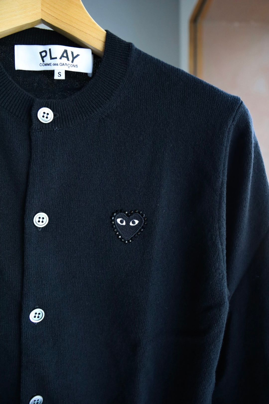 プレイコムデギャルソン ROUND NECK RHINESTONE CARDIGAN (BLACK/BLACK HEART)