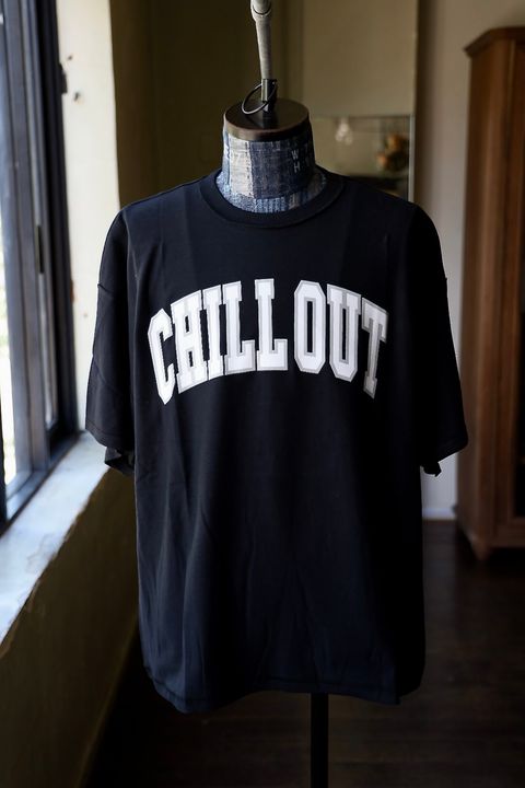 イズネスミュージック CHILL OUT T-SHIRT (IMP6_03_CHILLSST01) BLACK