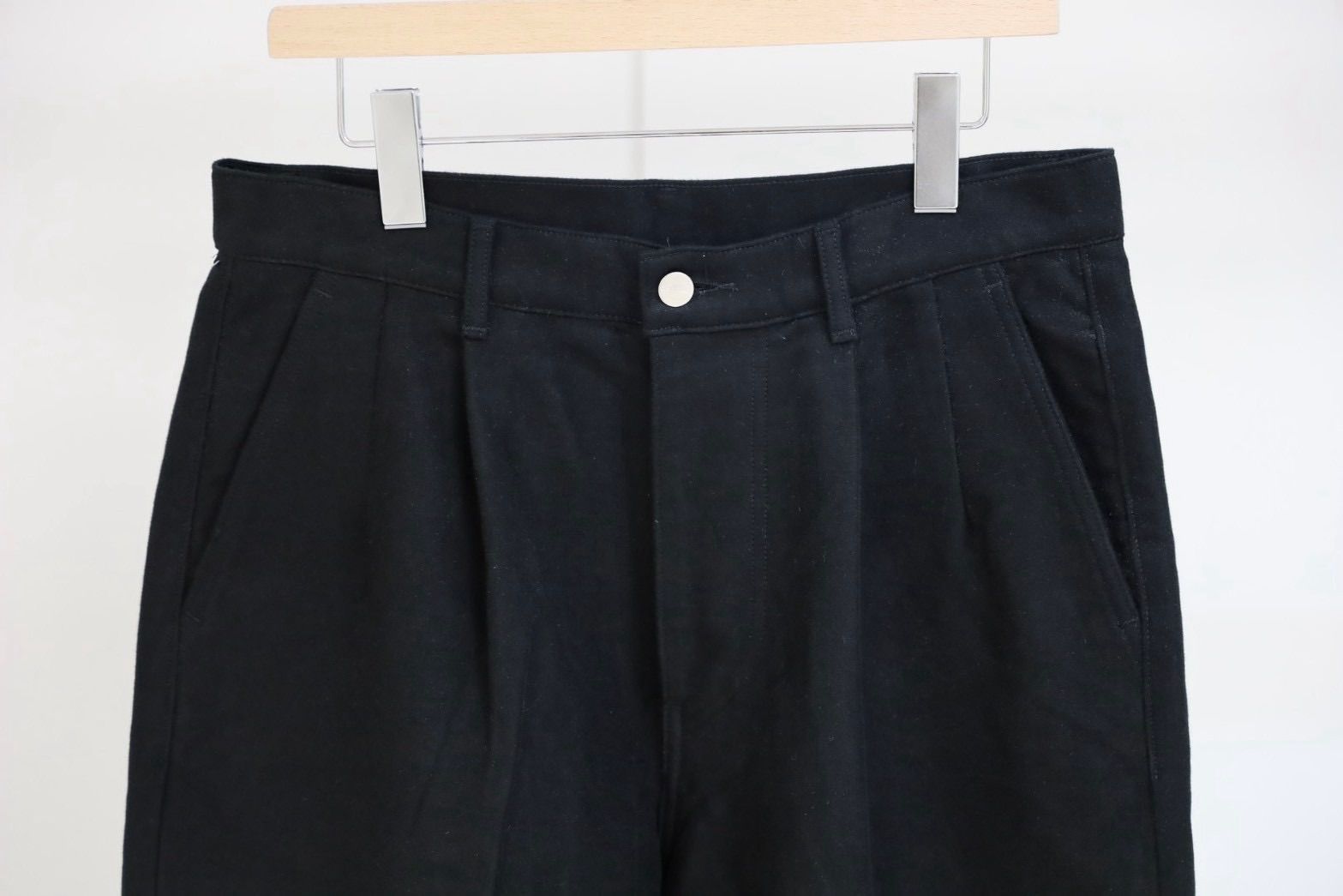 グラフペーパー Cotton Double Serge Two Tuck Tapered Pants(GM263-40451)BLACK