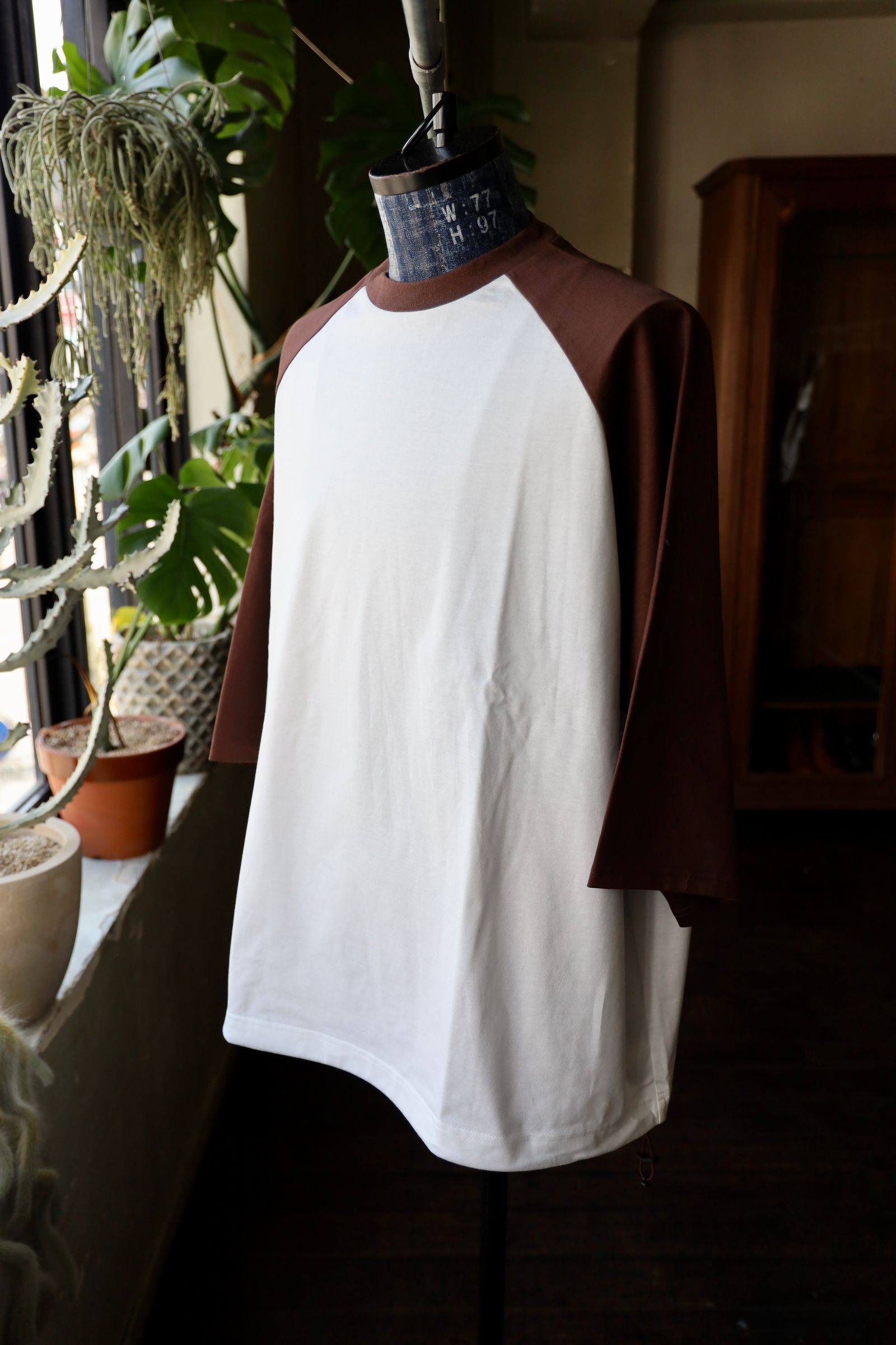 イズネス25SS BALLOON RAGLAN SLEEVE T-SHIRT(1007SSCST01)OFF WHITE×BROWN