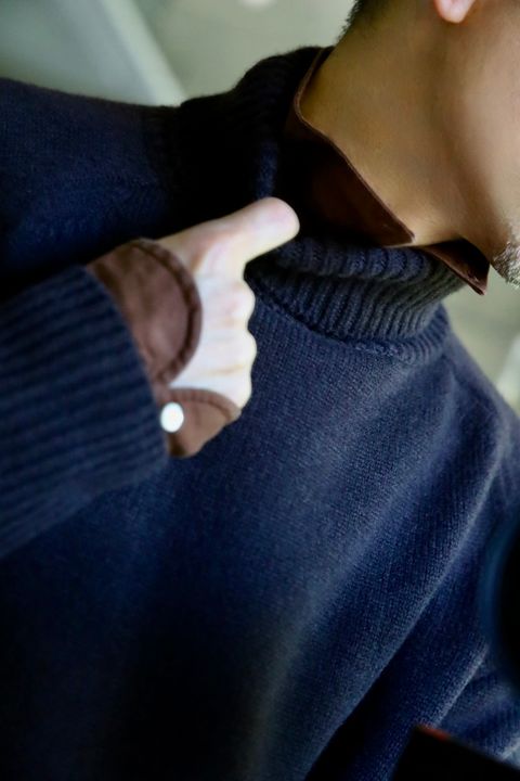 A.PRESSE Turtleneck Sweater"BROWN"スタイル