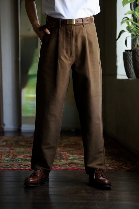 グラフペーパー Cotton Double Serge Two Tuck Tapered Pants(GM263-40451)BROWN