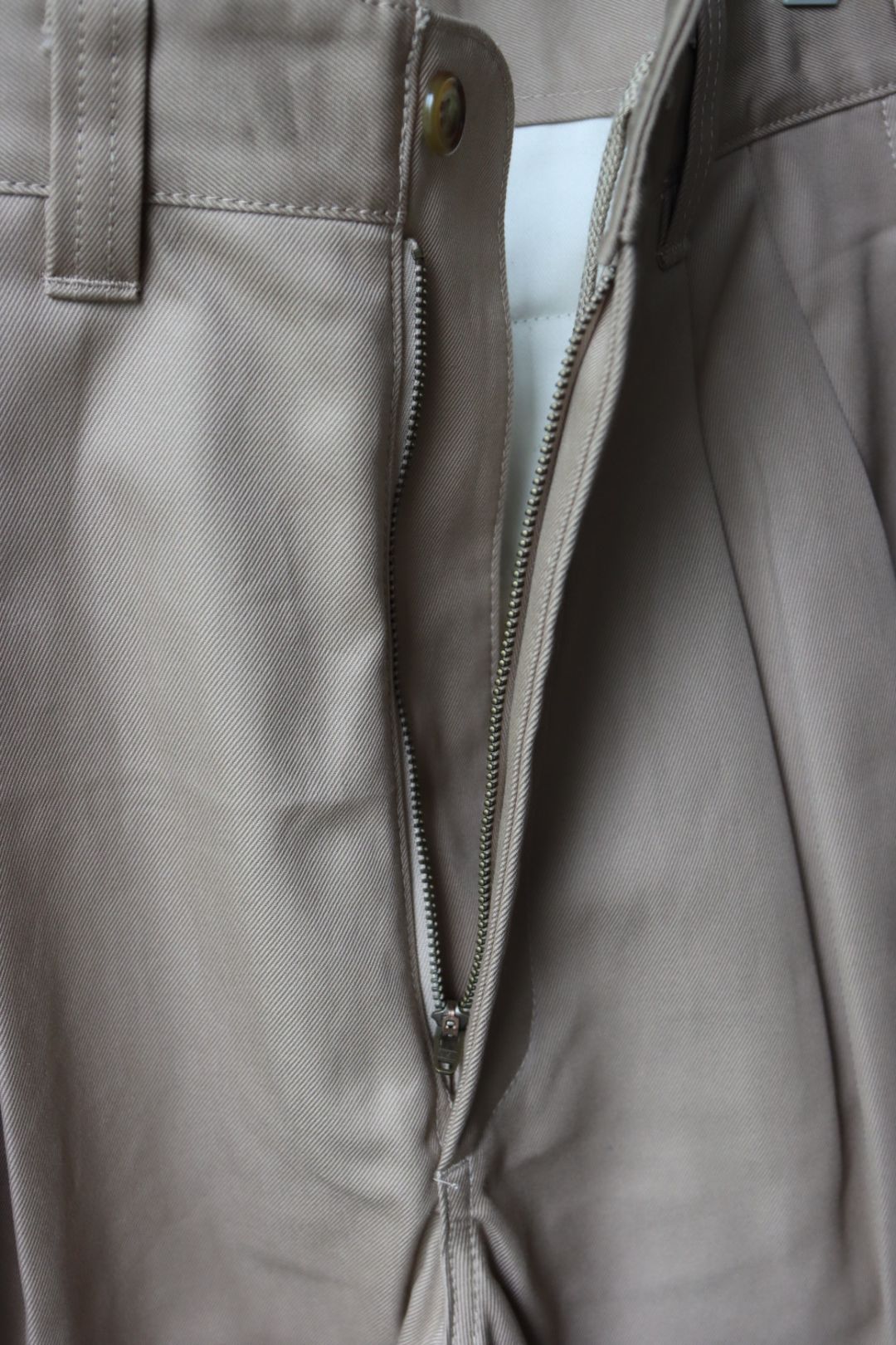 イズネス23SS ワイドチノパンツ WIDE CHINO PANTS(16PT02T02-1)BEIGE