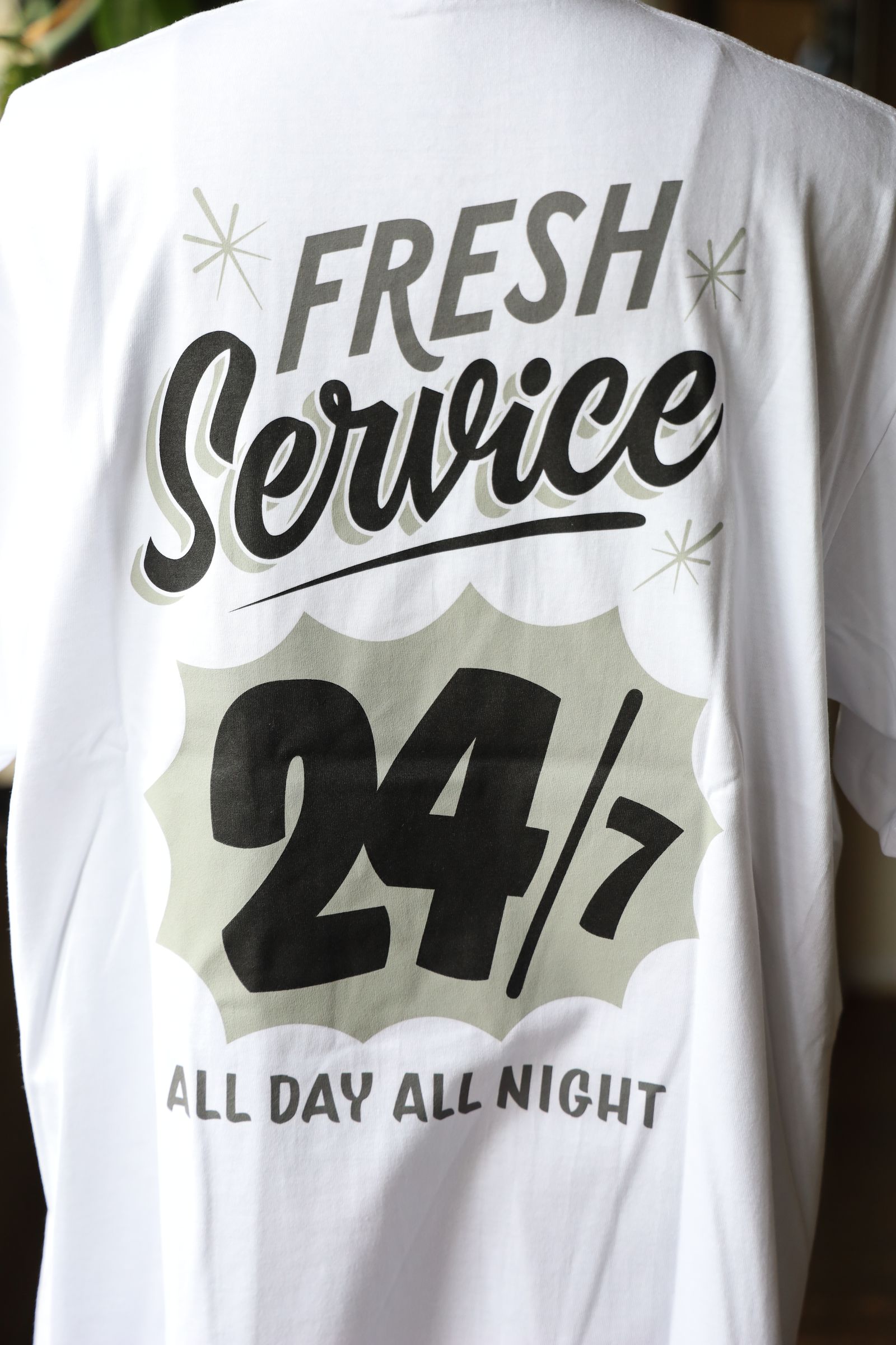 フレッシュサービスCORPORATE PRINTED S/S TEE “ALL DAY ALL NIGHT” (BLACK)
