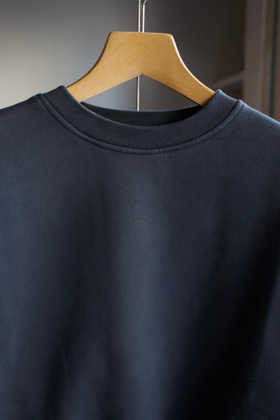 イズネス 25AW PIGMENT DYED CREW NECK SWEATSHIRT (25AW_07_1007AWCS03)BLACK☆新作発売！