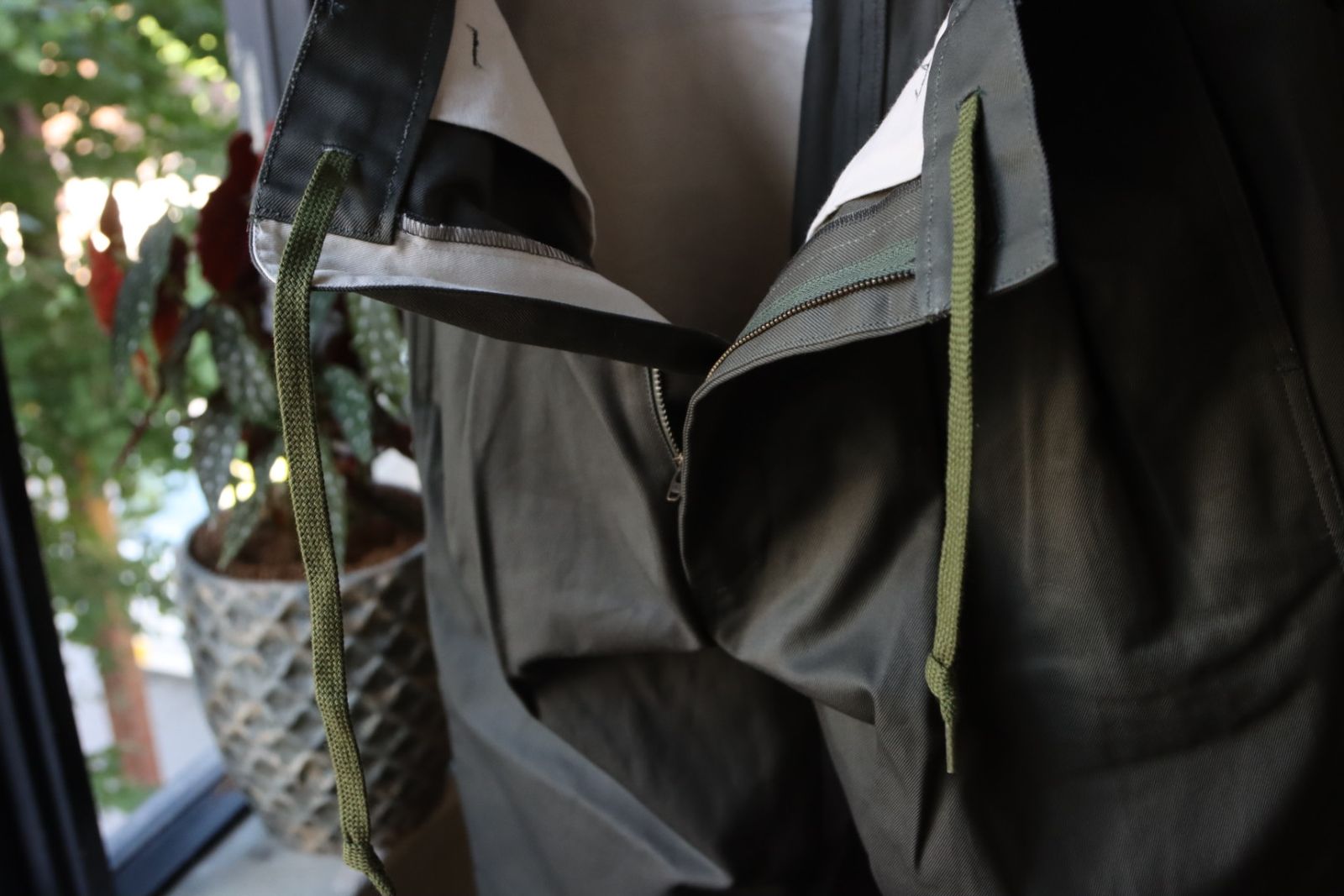 イズネス23AW ワイドチノパンツ WIDE CHINO PANTS(16PT02T02-2)KHAKI