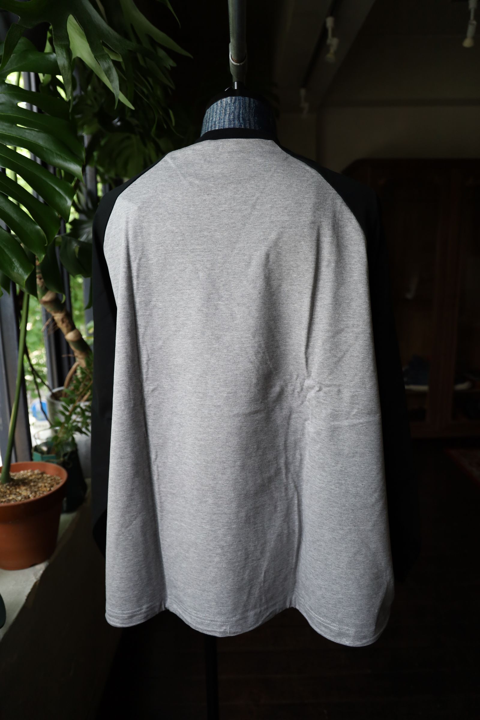 イズネス24AW BALLOON RAGLAN LONG SLEEVE T SHIRT(1006AWCST01)GRAY×BLACK