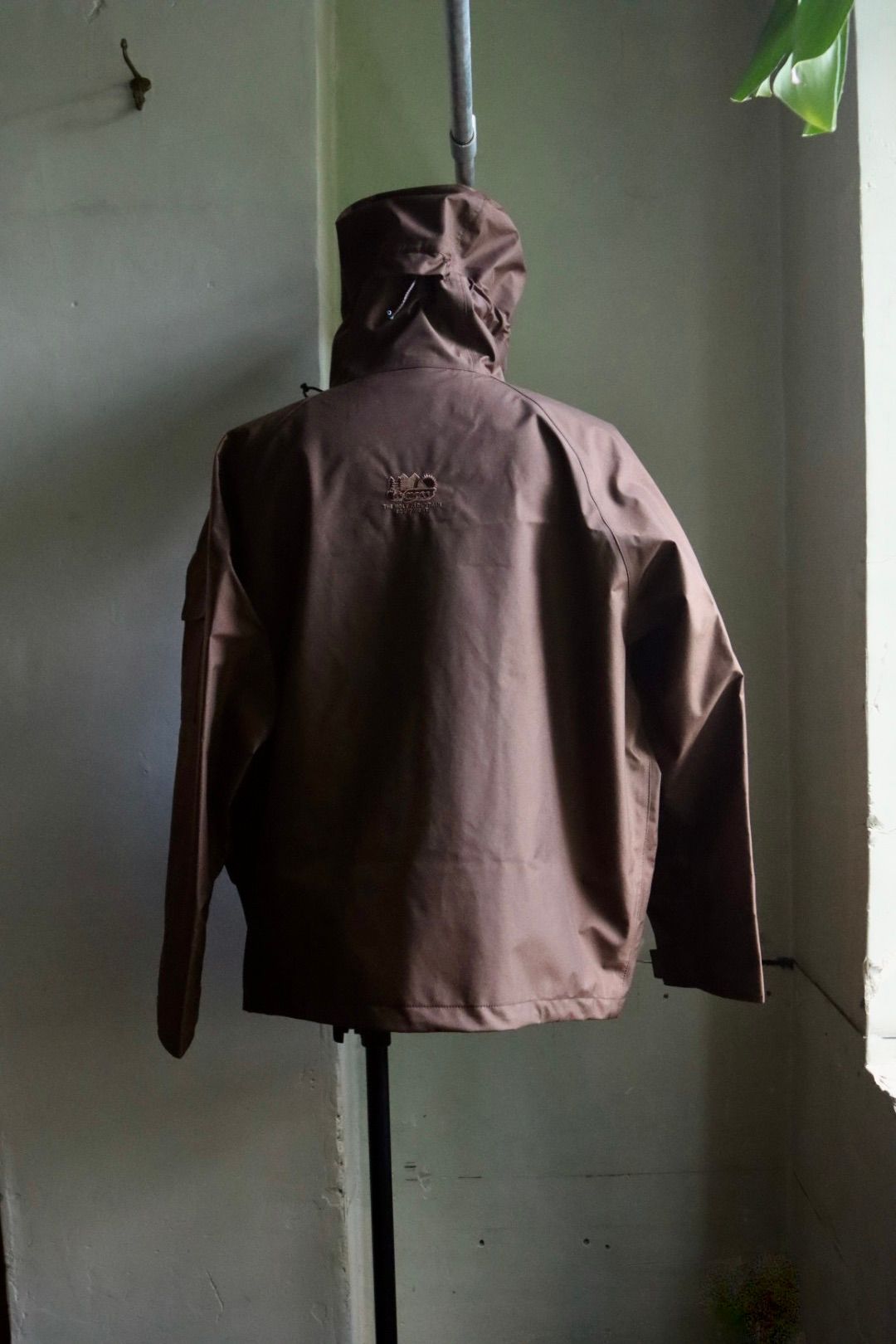 イズネス23AW NINJA HOODIE SHELL JACKET(1005AWJK02)BROWN
