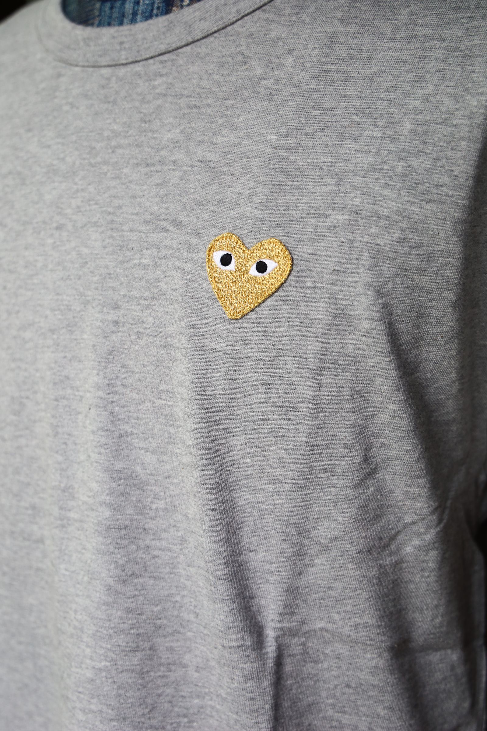 プレイコムデギャルソン ワンポイントTシャツ GOLD HEART (Grey)