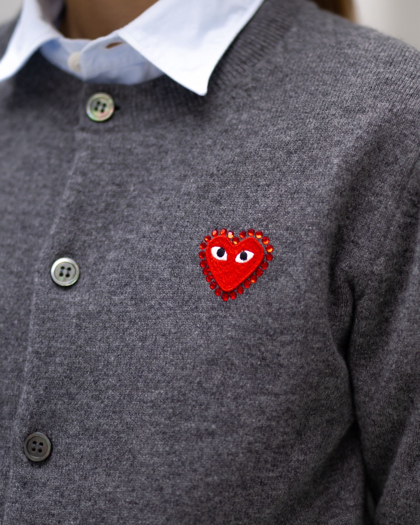 PLAY COMME des GARCONS 新作ROUND NECK RHINESTONE CARDIGAN style.2025.11.23