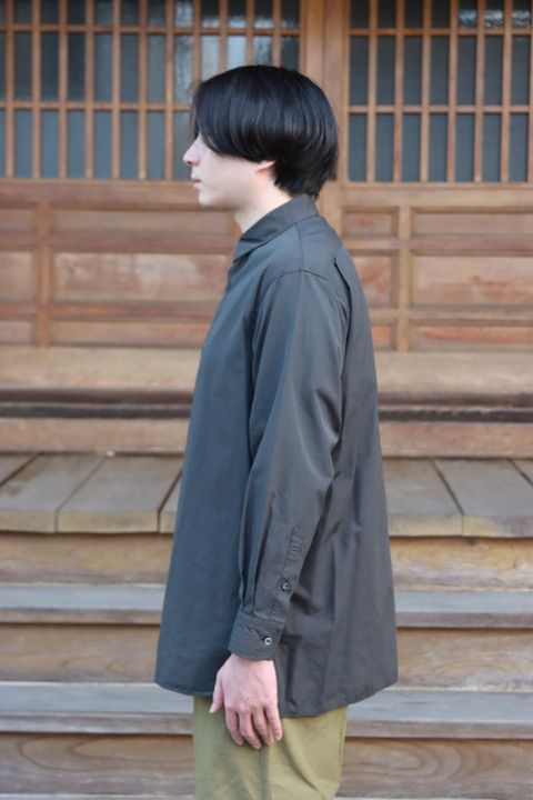Ets.MATERIAUX Regular collar shirt(INK BLACK)style.