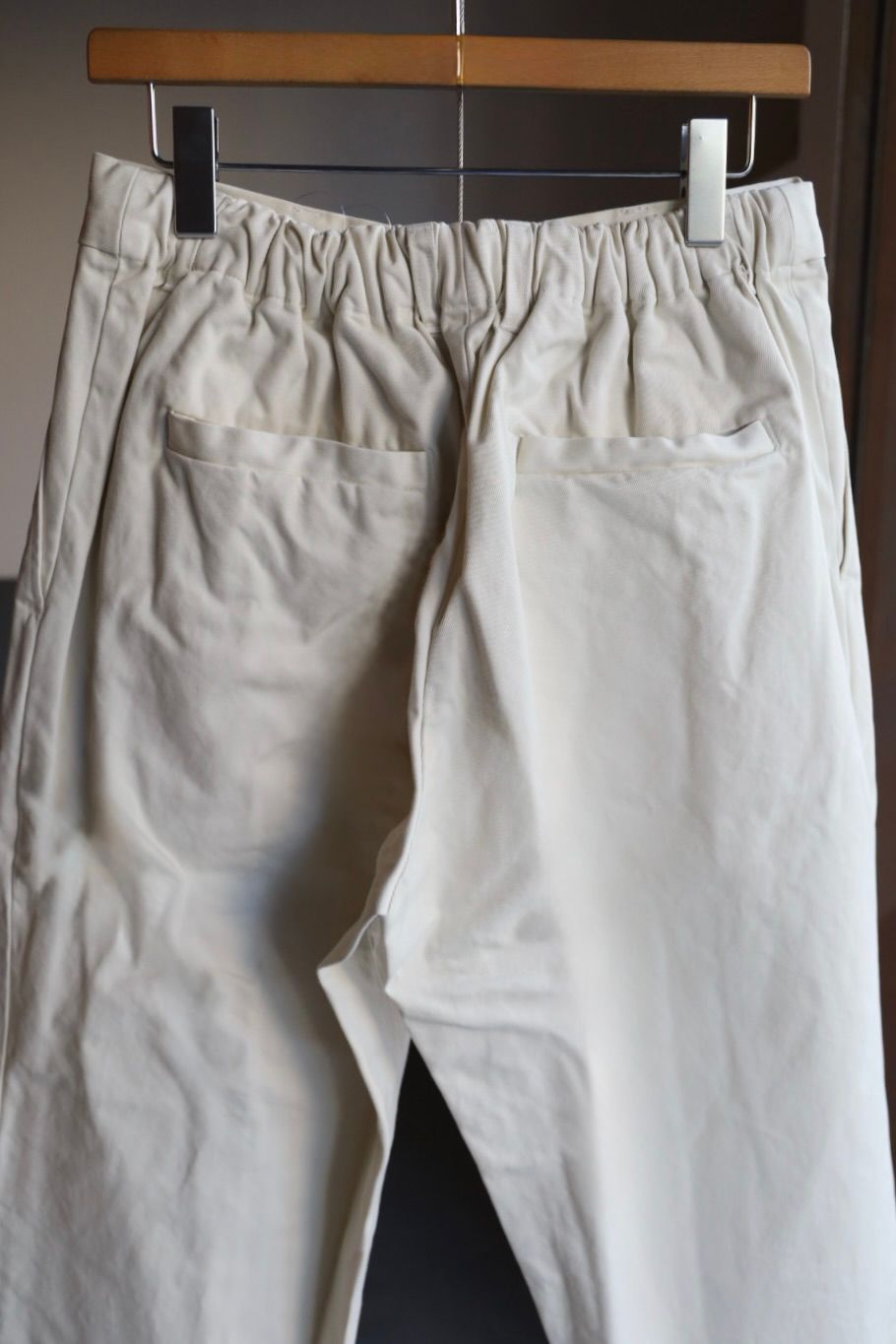 イズネス 25AW TWILL TUCK TROUSERS(25AW_20_2020AWPT06-O)OFF WHITE☆新作発売！