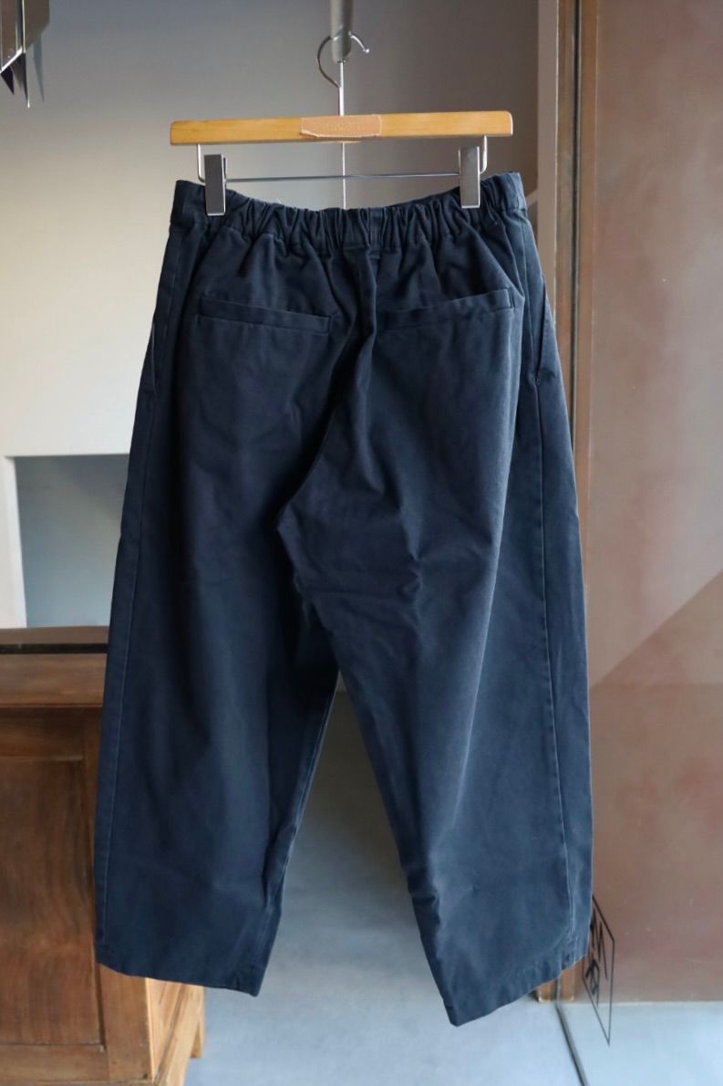 イズネス 25AW TWILL TUCK TROUSERS(25AW_20_2020AWPT06-O)NAVY☆新作発売！