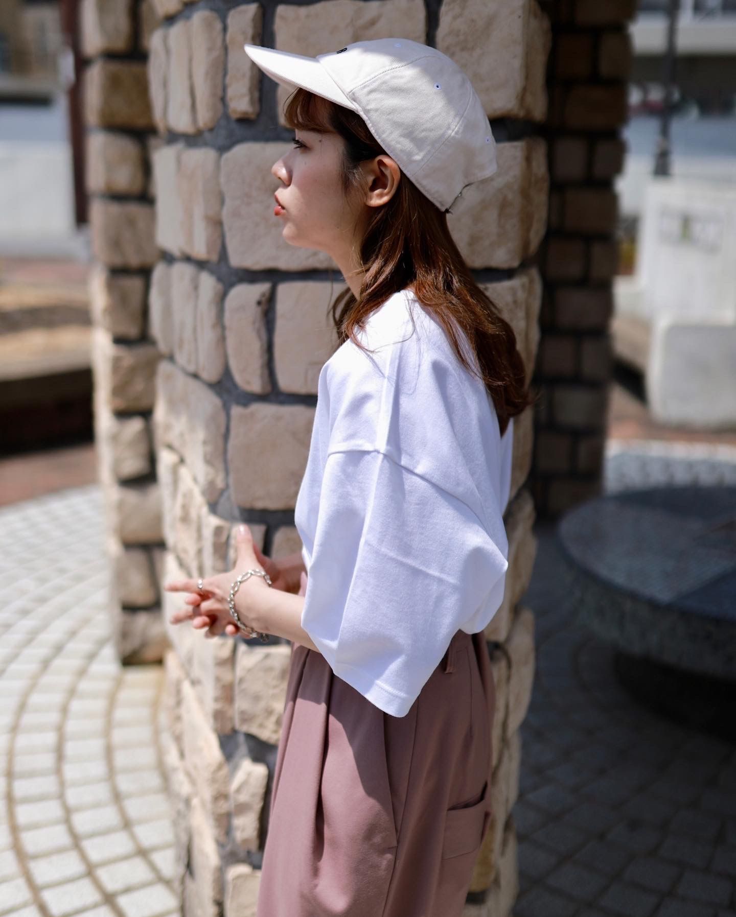 COMME des GARCONS HOMMEロゴプリントTシャツ"WHITE"スタイル