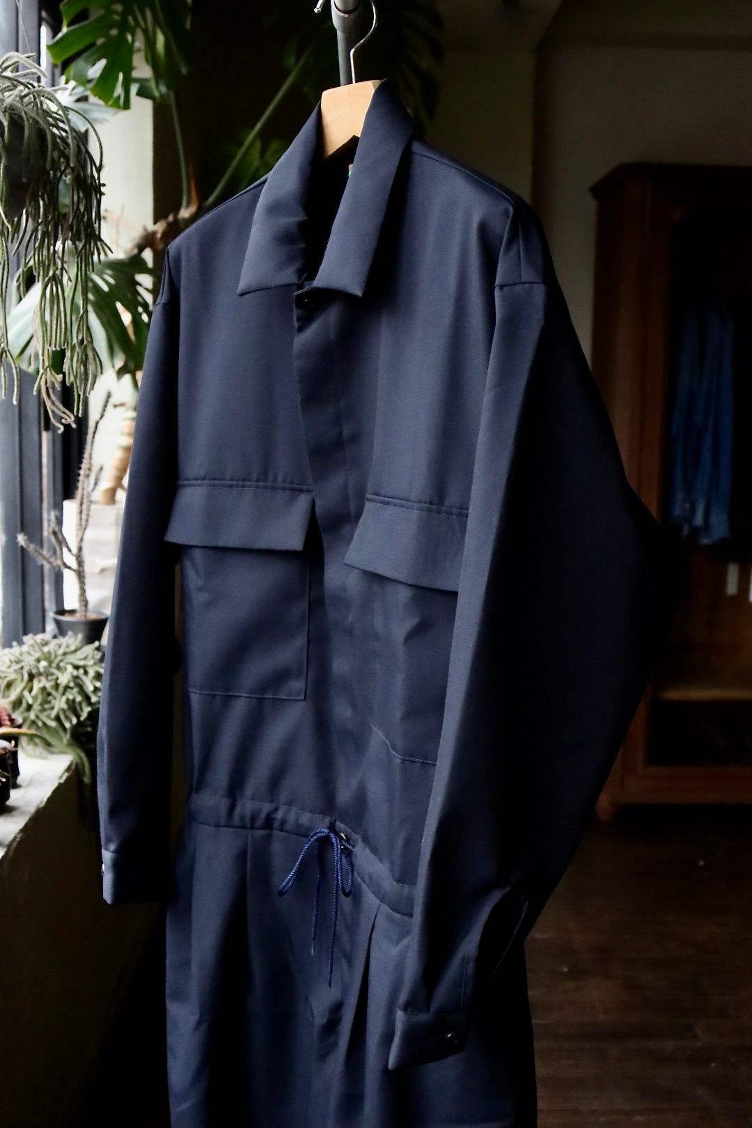 is-ness イズネス24SS GABARDINE JUMPSUIT(1006SSJUNPE01)NAVY