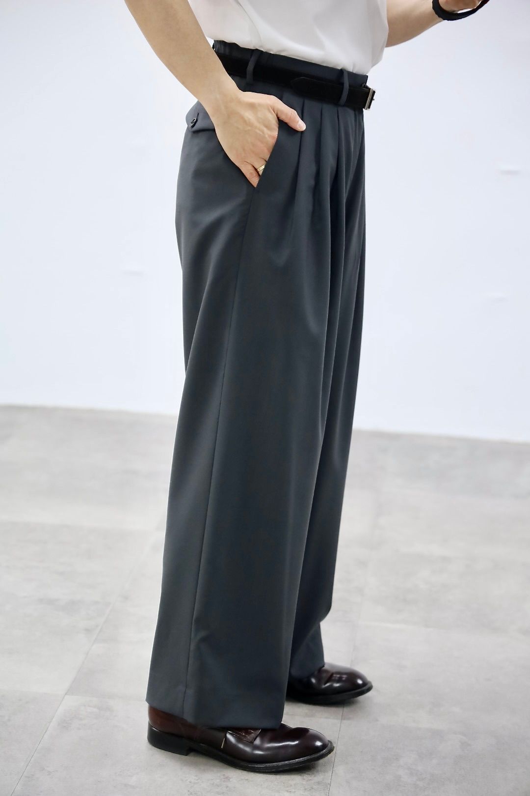 MARKAWARE 26SS ワイドトラウザーズTRIPLE PLEATED WIDE TROUSERS(A26A15PT03C)CHARCOAL☆新作発売！