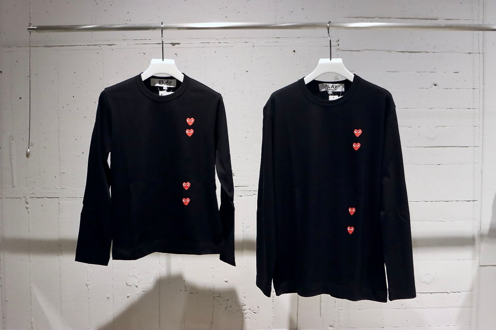 PLAY COMME des GARCONS - プレイコムデギャルソン PLAY VERTICAL 4 HEART L/S T-SHIRT RED  HEART(AX-T339-051)WHITE☆7月1日(月)発売！ | mark