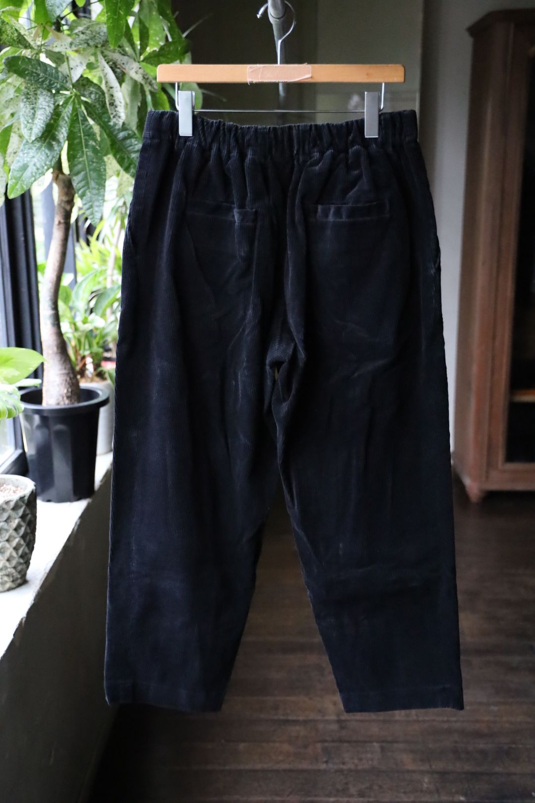 イズネス 25AW CORDUROY TUCK TROUSERS (25AW_31_2020AWPT06-W)BLACK☆新作発売！