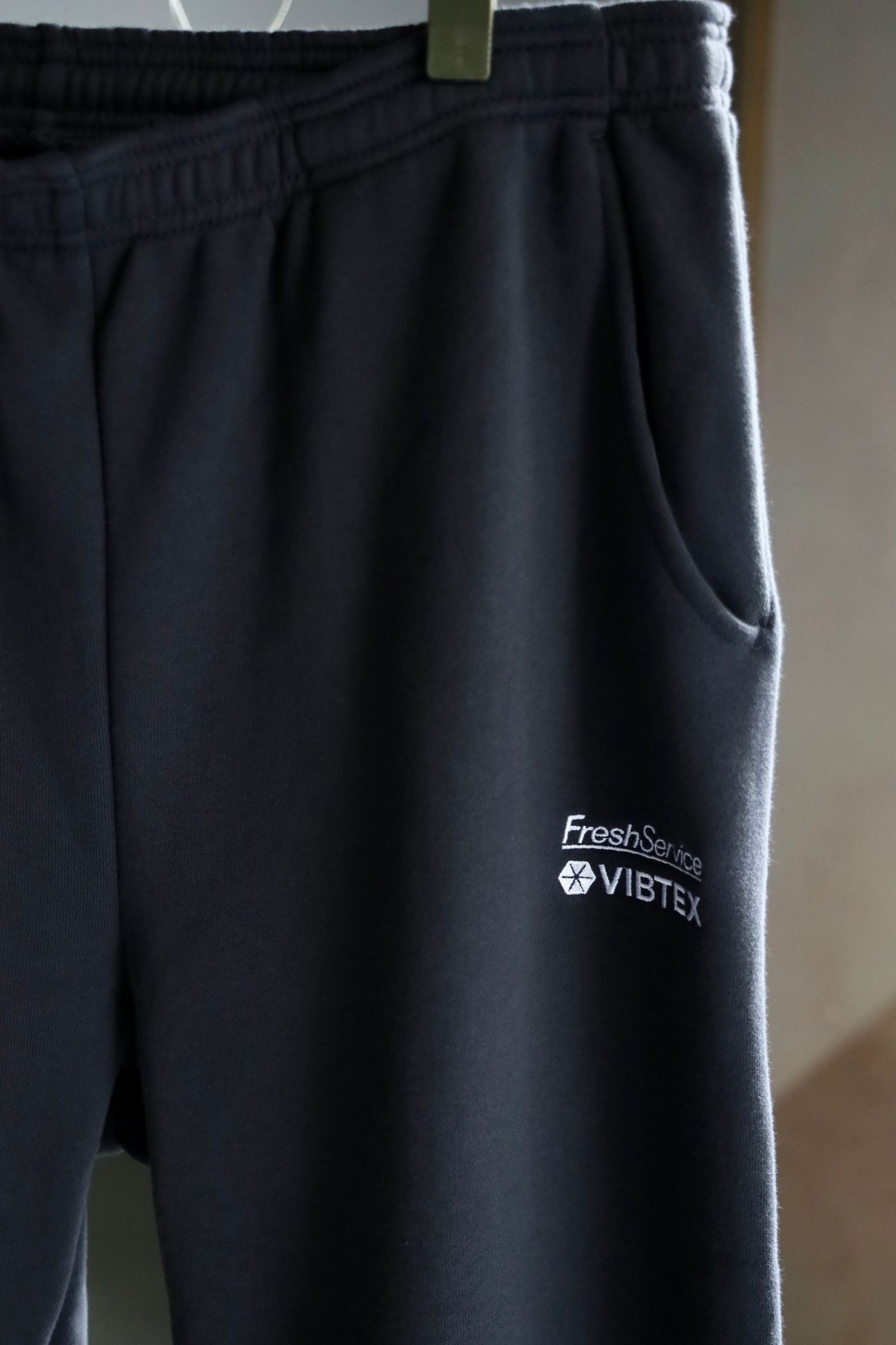 フレッシュサービス VIBTEX for FreshService SWEAT PANTS (GRAY)