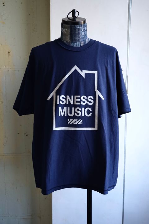 イズネスミュージック 25SS LOGO T-SHIRT(IMP5_22_ISNESSMUSIC5ST01)NAVY