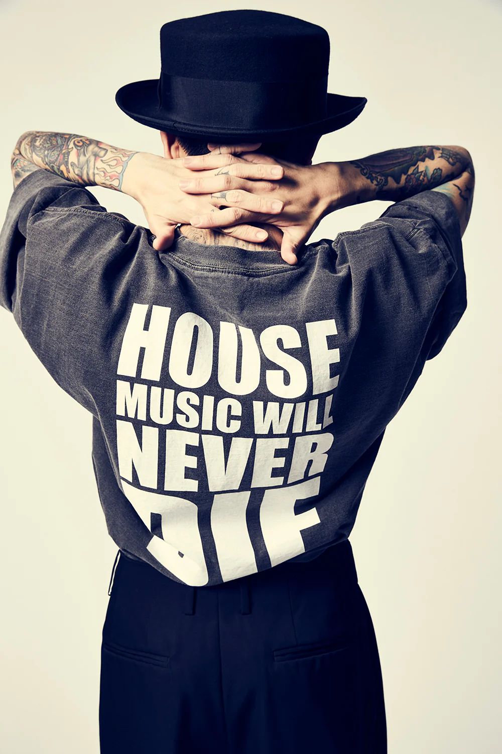 イズネスミュージック 25SS HOUSE MUSIC WILL NEVER DIE T-SHIRT(IMP5_02_H.M.N.DT01)SUMI(CHARCOAL)