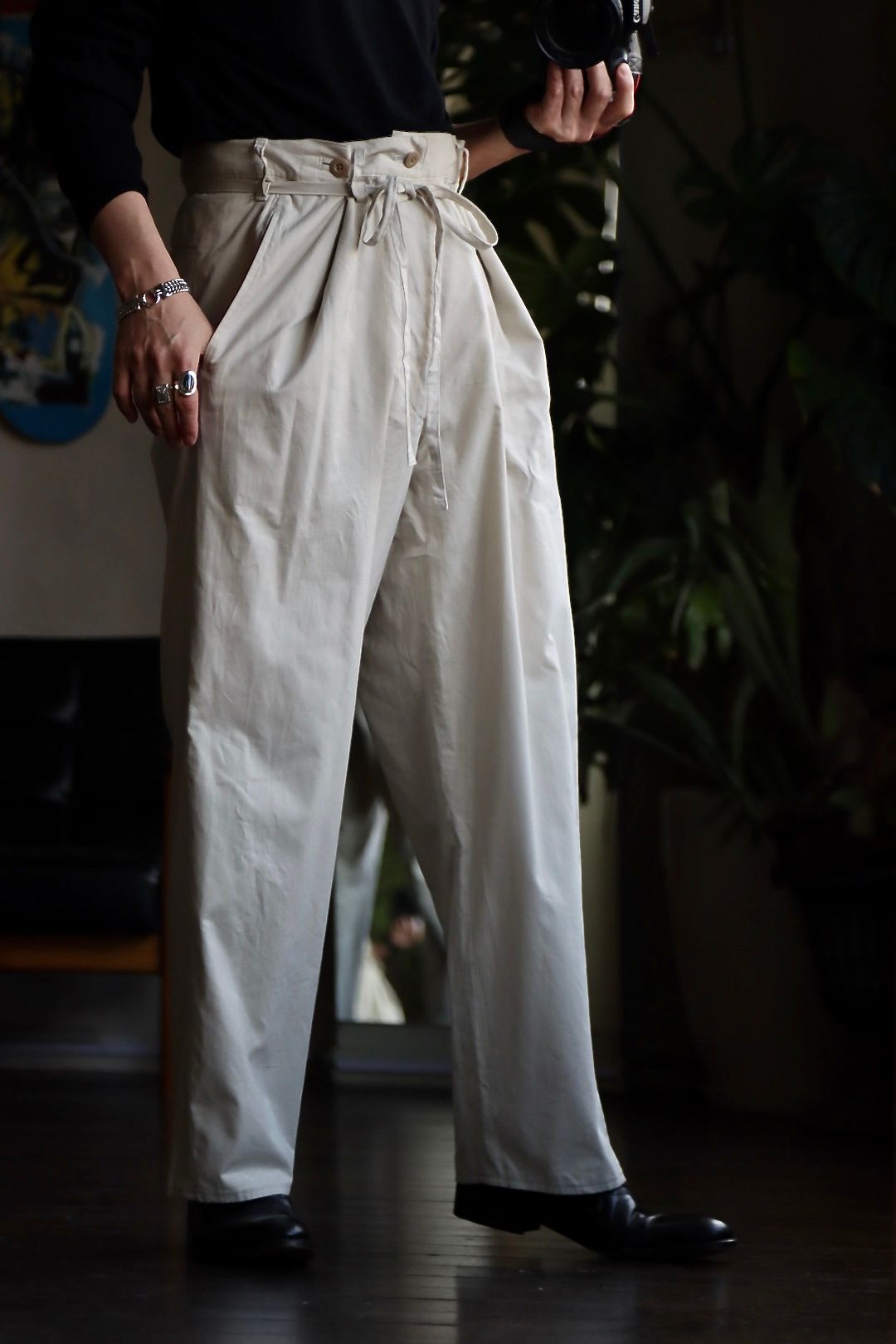 ブラームス23SSパンツ Selvage Twill Button Tuck Easy Pants(BHS23S004)SMOKE  IVORY※1月27日発売！ - 2