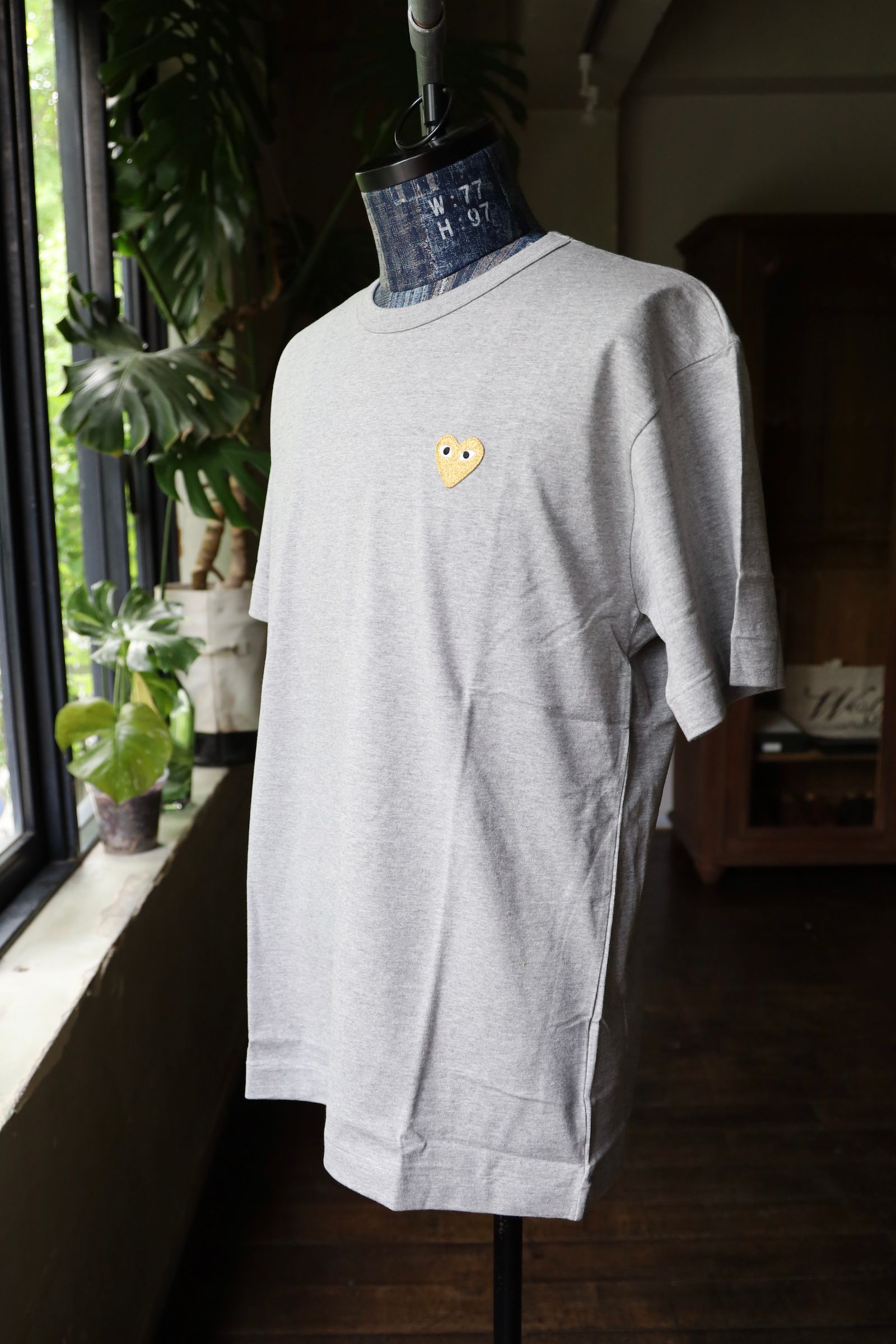 プレイコムデギャルソン ワンポイントTシャツ GOLD HEART (Grey)