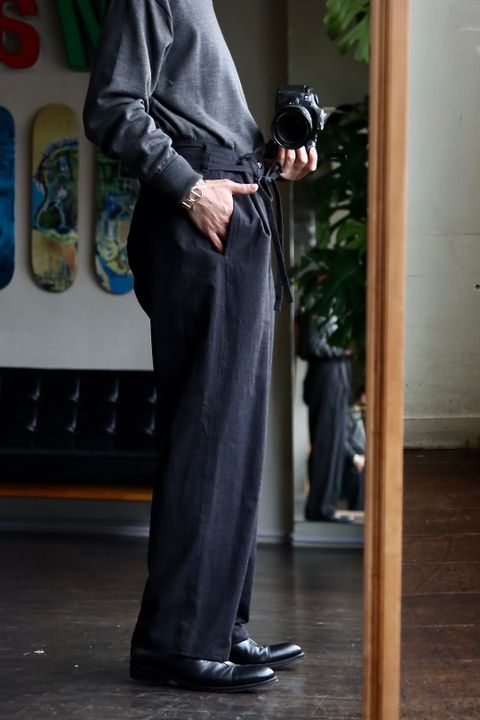 blurhms Selvage Twill Button Tuck Easy Pantsスタイル