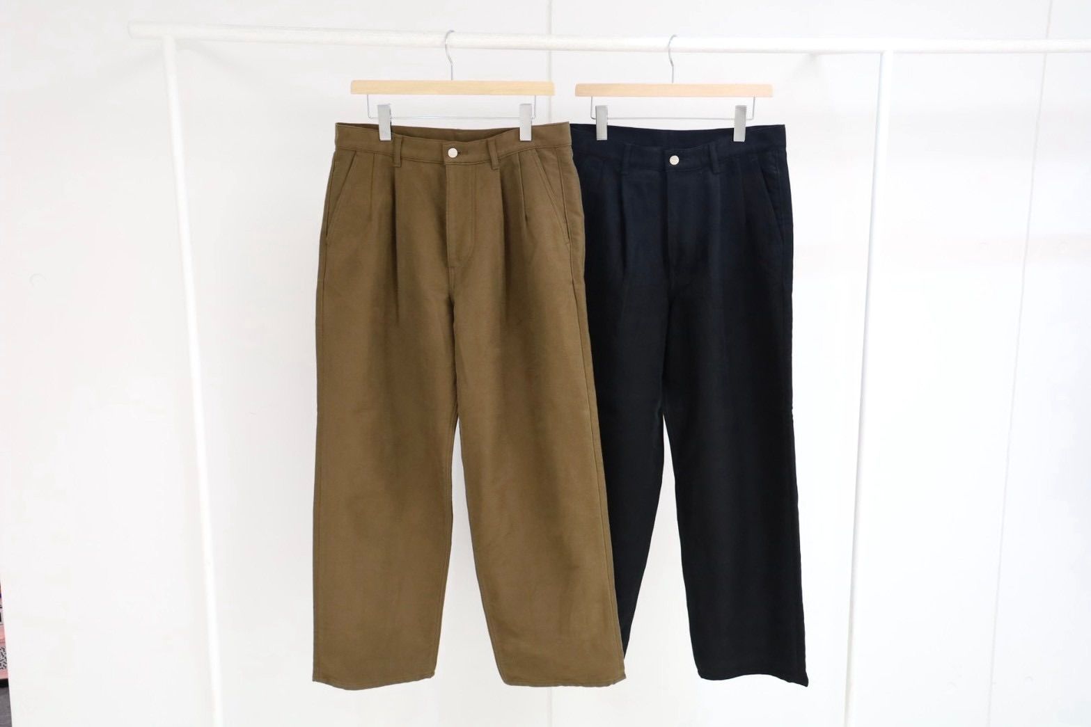 グラフペーパー Cotton Double Serge Two Tuck Tapered Pants(GM263-40451)BROWN