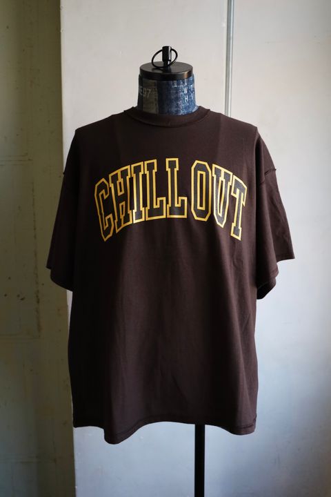 イズネスミュージック CHILL OUT T-SHIRT(IMP5_29_CHILLOUT5ST01)BROWN