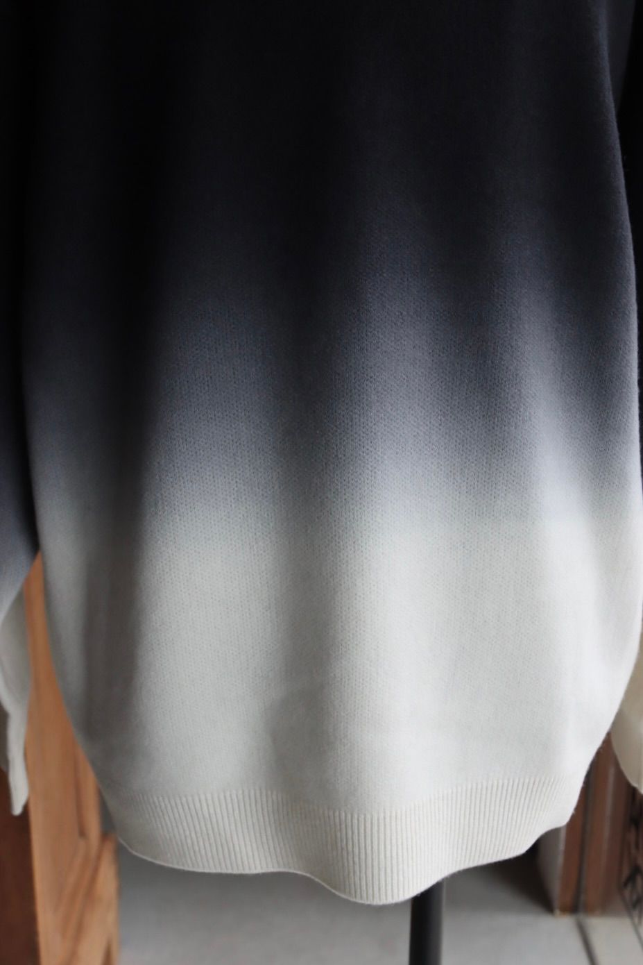 グラフペーパー 25AW Gradient Dyed Crewt Neck Knit(GU253-80492)BLACK☆9月27日(土)発売！