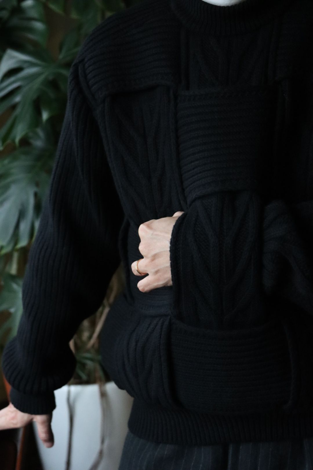 YOKE CROSSING CABLE CREW NECK KNIT"BLACK"style