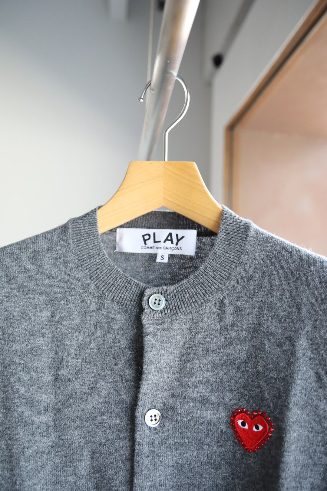 プレイコムデギャルソン ROUND NECK RHINESTONE CARDIGAN (GRAY/RED HEART)