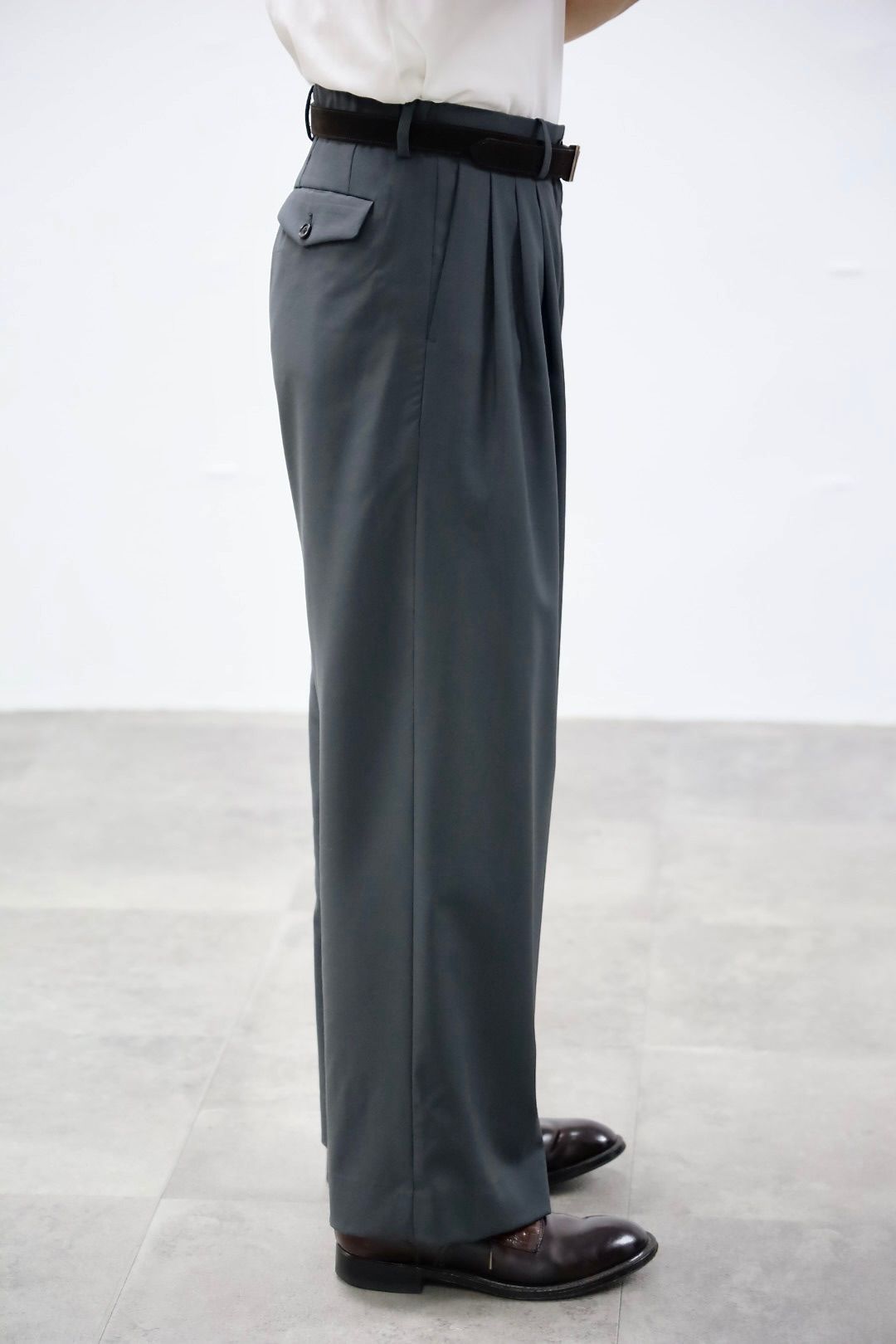 MARKAWARE 26SS ワイドトラウザーズTRIPLE PLEATED WIDE TROUSERS(A26A15PT03C)CHARCOAL☆新作発売！