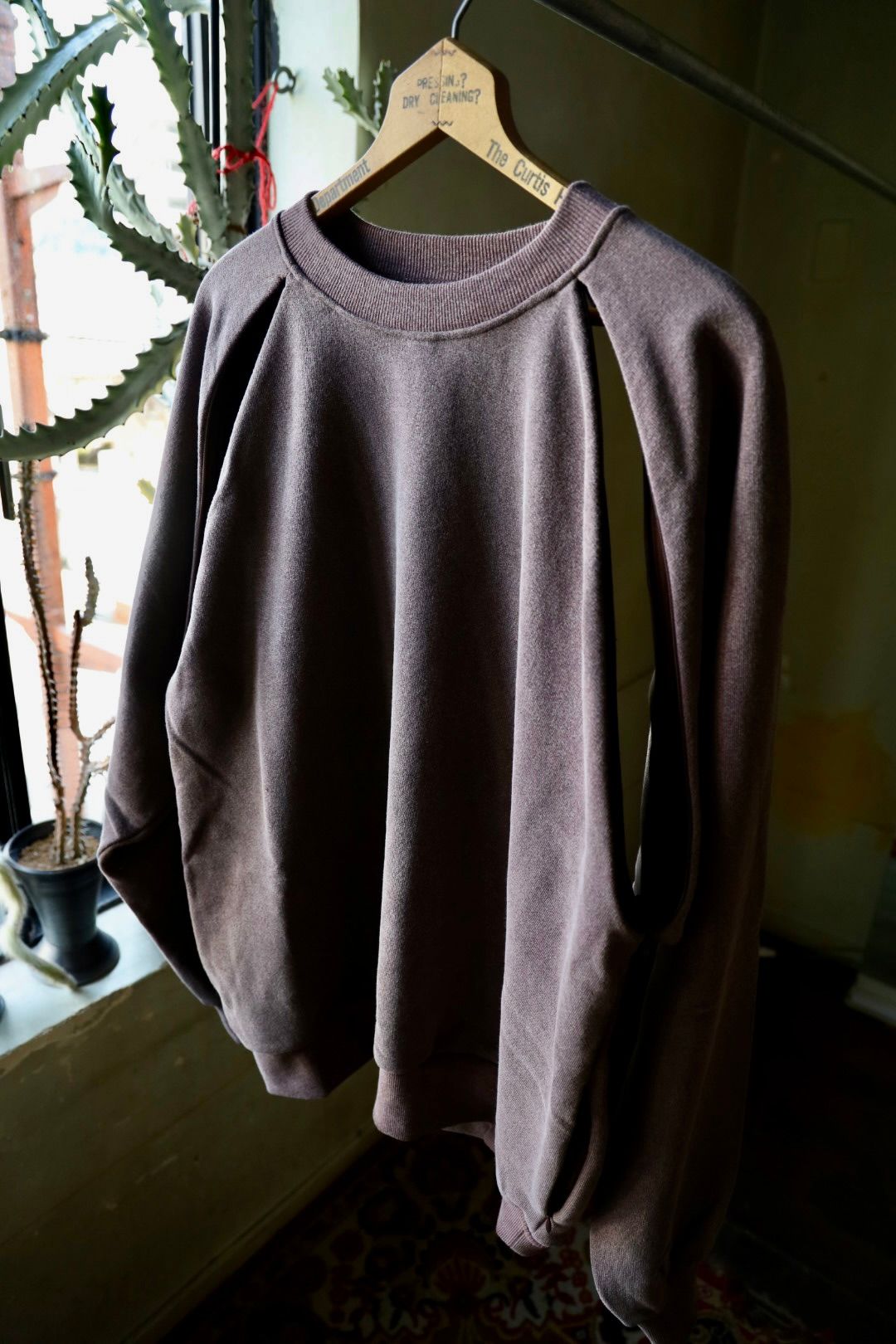 イズネス 26SS Ventilated Sweatshirt (26SS_13_1008SSSW01)BROWN☆新作発売！